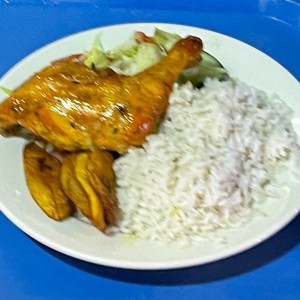 Pollo guisado con arroz y ensalada