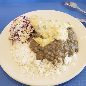 Pollo gratinado con arroz lenteja y ensalada