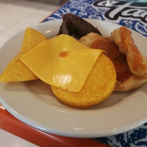 Hojaldre Carne Tortilla Queso y empanada