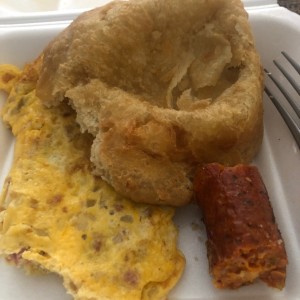 onelet con bacon, hojaldre y chorizo