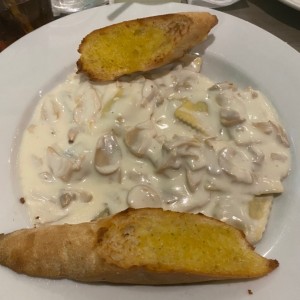 Raviolis en salsa blanca con hongos
