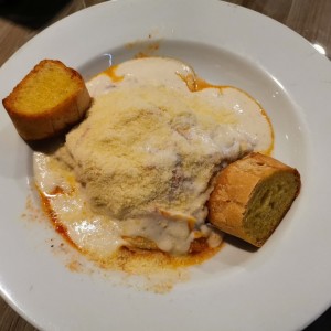 Lasagna de pollo en salsa blanca.
