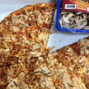 Pizza con 15 pedazos de hongos de lata (llegue arreglandola pa no sentir mayor pena al decir de donde eran)