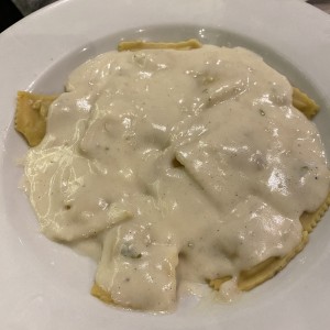 Ravioli de pollo en salsa blanca