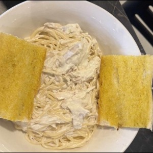 Spaghetti con pollo en salsa blanca