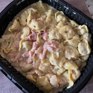 Tortellini Alfredo con bacon