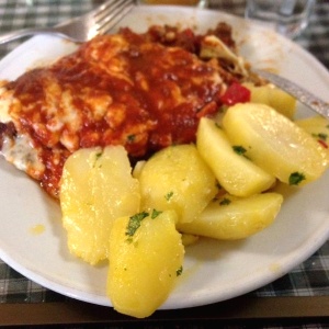 Filete a la parmesana con papas salteadas
