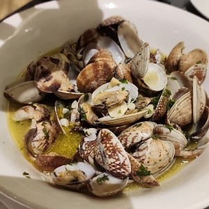 Almejas al Ajillo