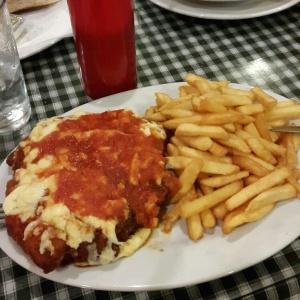 Filete a la parmesana con papitas fritas