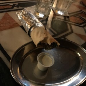 emparedado de falafel + tabule dentro