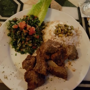 shish kebab con arroz (con almendras) y tabule (ensalada)