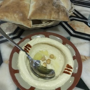 humus y pan pita