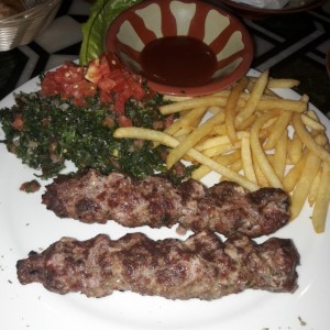 kafta de cordero con ensalada de tabbule