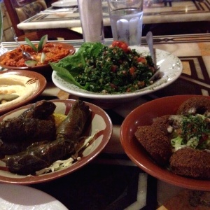 Tabule, crema de pimenton, hummus y tabaquitos de parra, falafel y limonada 