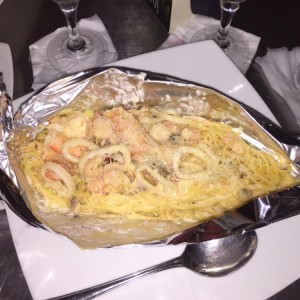 Pasta al cartucho: Mariscos en salsa blanca
