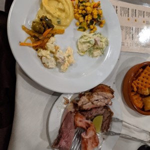 diferentes cortes de carne y opciones del salad bar