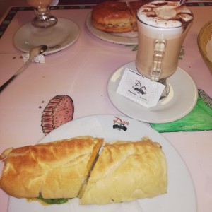 empaderado de tres quesos y un capuchino en copa 