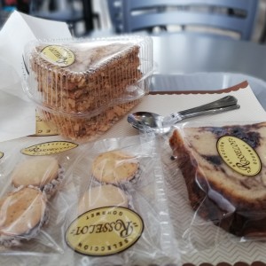 Pastel de mil hojas, cake de blueberry y alfajores