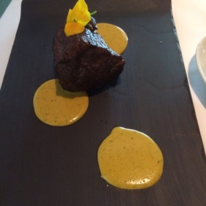 Paletilla de Cordero Lechal salsa de tamarindo y chocolate