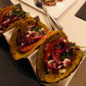 CHANGA DE CORDERO taquitos de bacon de cordero casero y tzatziki