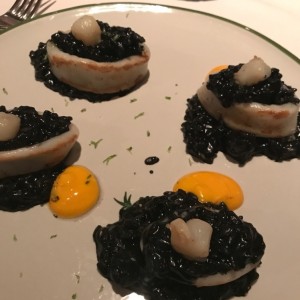 Calamar con arroz negro y conchuela