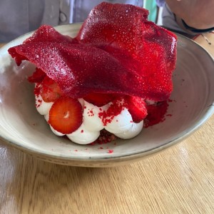 Fresas con crema y helado de aceite de oliva