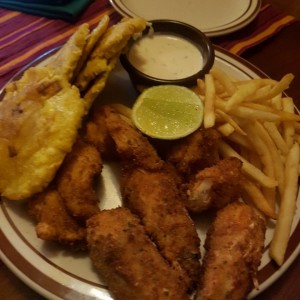 Camarones Jumbo Apanadod con Papas Fritas y Patacones