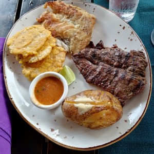 Filete de res y corvina al ajillo