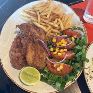 Pollo apanado, papas fritas y ensalada