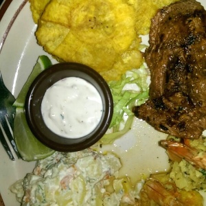 Filete y camarones con ensalada de papas, patacones