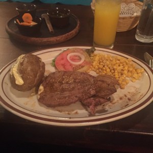 lomito con papa y maiz