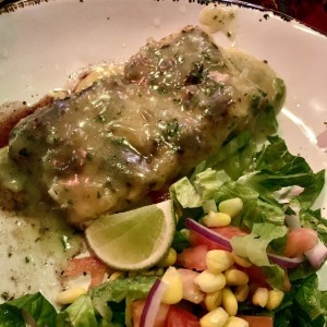 Corvina al vino con ensalada