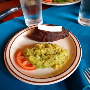 Guacamole y frijoles negros.