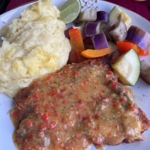 Corvina al ajillo con pure y vegetales