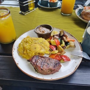 Filete mignon con patacones y vegetales salteados