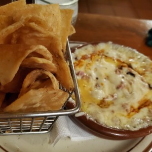 Queso fundido con chorizo