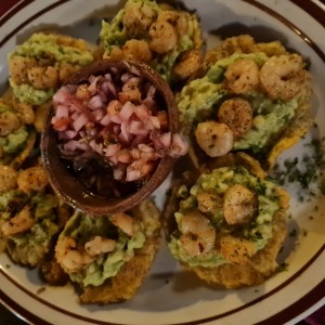Guarniciones - Patacones con camarones guacamole y encurtido