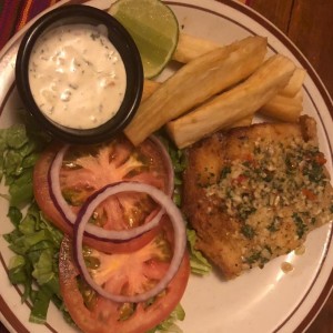 Mariscos - Corvina con patacones y ensalada.