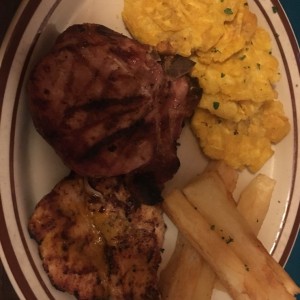 Chuleta Ahumada y Filete de Pollo