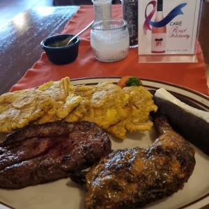 pollo y puyaso con patacones y frijoles