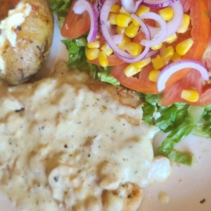 Pollo en aalsa de hongos