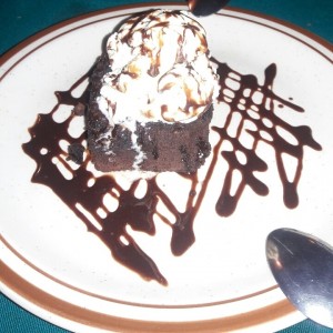Brownie con nueces y helado de vainilla