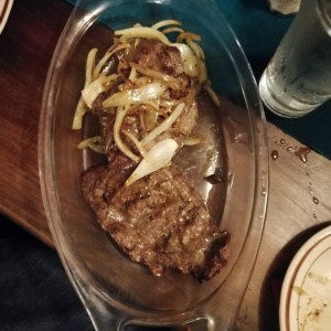 filete de res encebollado