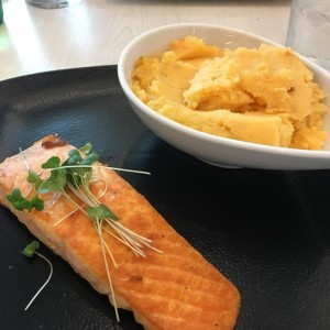 salmon con pure de papa y camote