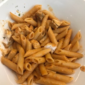 Pasta con pollo en salsa rosada