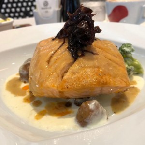 Salmon con vegetales.