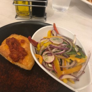 salmon mediterraneo con ensalada de la casa