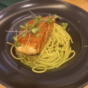 Pasta al pesto con Salmon