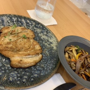Pollo con vegetales salteados