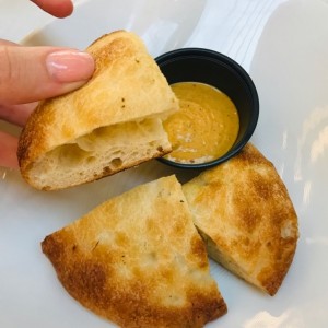 pan cortesia con salsa de curry